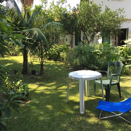 Casetta Con Giardino Ferienhaus *